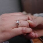 Anello di fidanzamento con diamante: simbolo di amore eterno